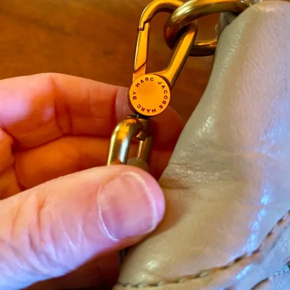 🔥Marc by Marc Jacobs Cement Lamb Leather Top Handle Crossbody Bag🔥 - Picture 4 of 16